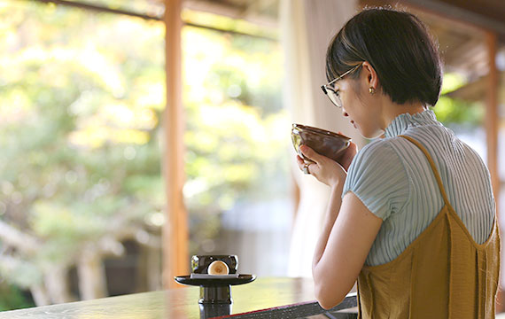 お抹茶を飲む